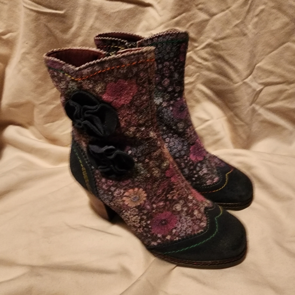 L'Artiste Floral Booties